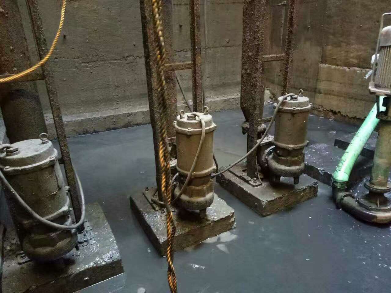 剑阁污水池清理