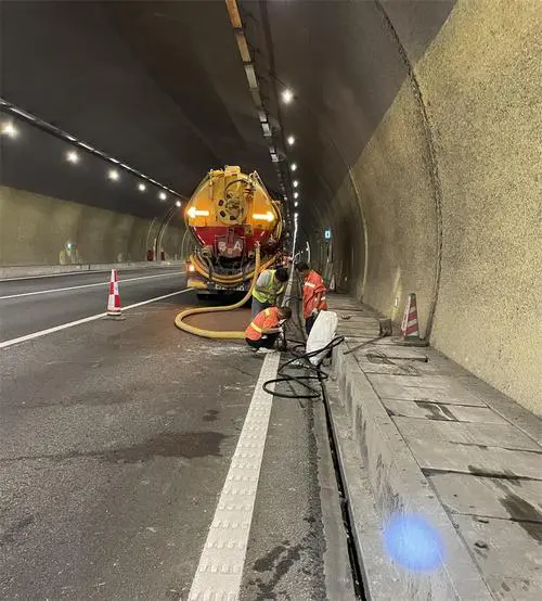 剑阁隧道排水渠清淤